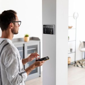 persona que usa telefono inteligente su hogar automatizado 23 2149036904
