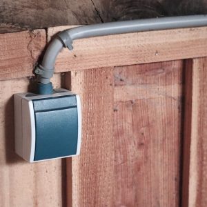 primer plano interruptor luz pared madera 181624 19635