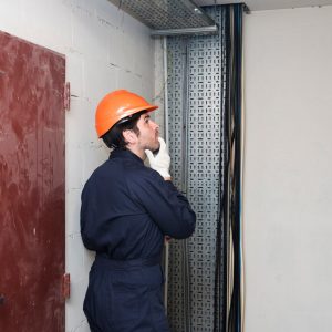 vista lateral contemplar al electricista sexo masculino que mira lejos 23 2148087625